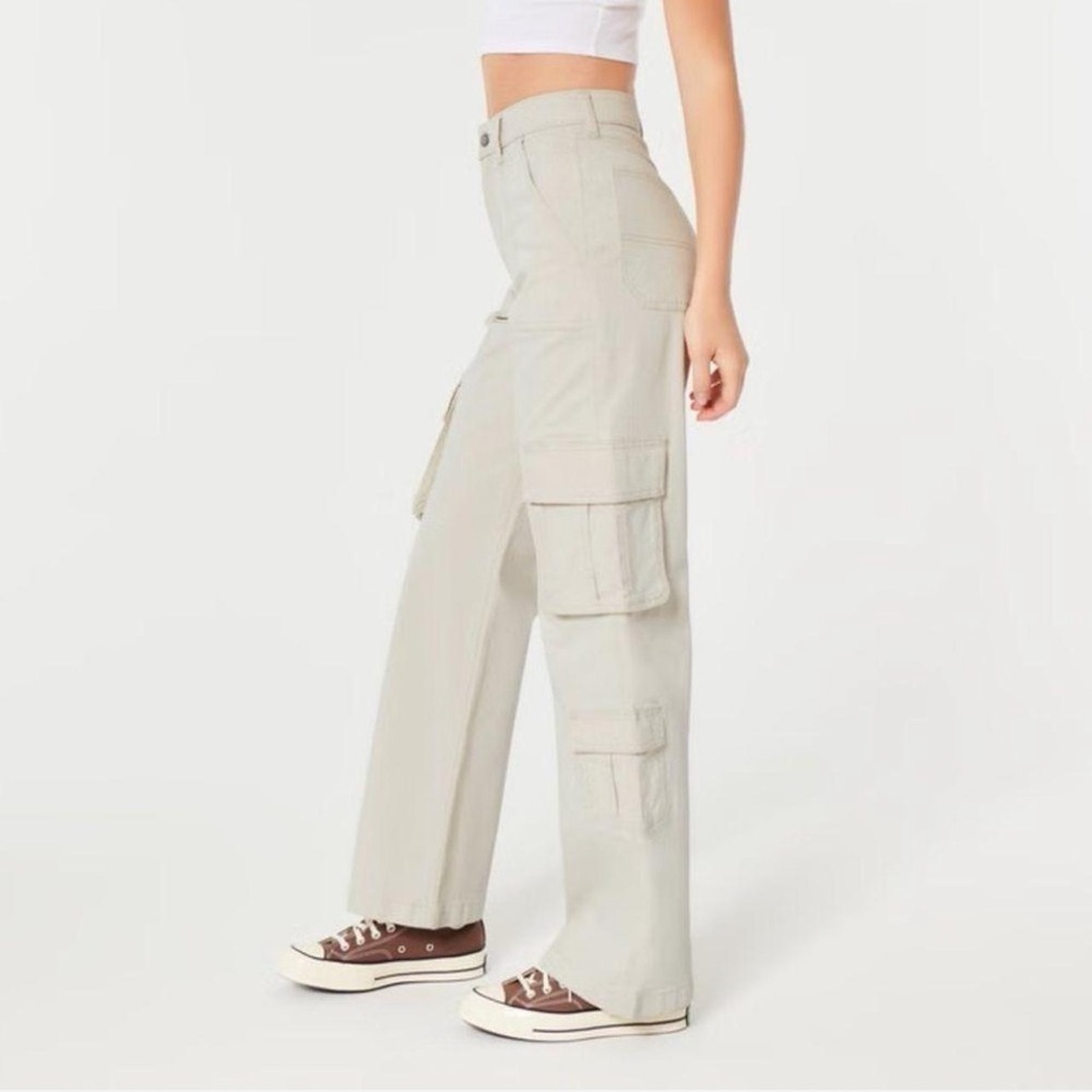 HOLLISTER | Ultra High-Rise Baggy 3-Pocket Cargo Pants Cream | SIZE 23 - Picture 2 of 8